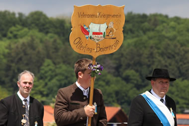 Veteranenverein Otterfing & Burschenvereine Steingau Linden-Lochen Endlhausen beim Trachtenfest Mai 2025 in Baiernrain 